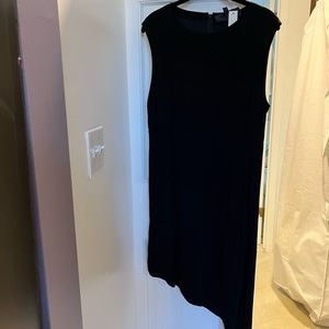 Black dress can be worn for any occasion !  Size 14 Nicole Miller